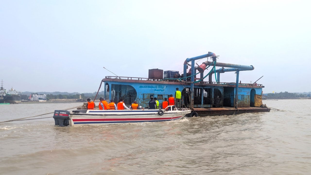 সীতাকুণ্ডে ৫ ড্রেজারসহ আটক ৫