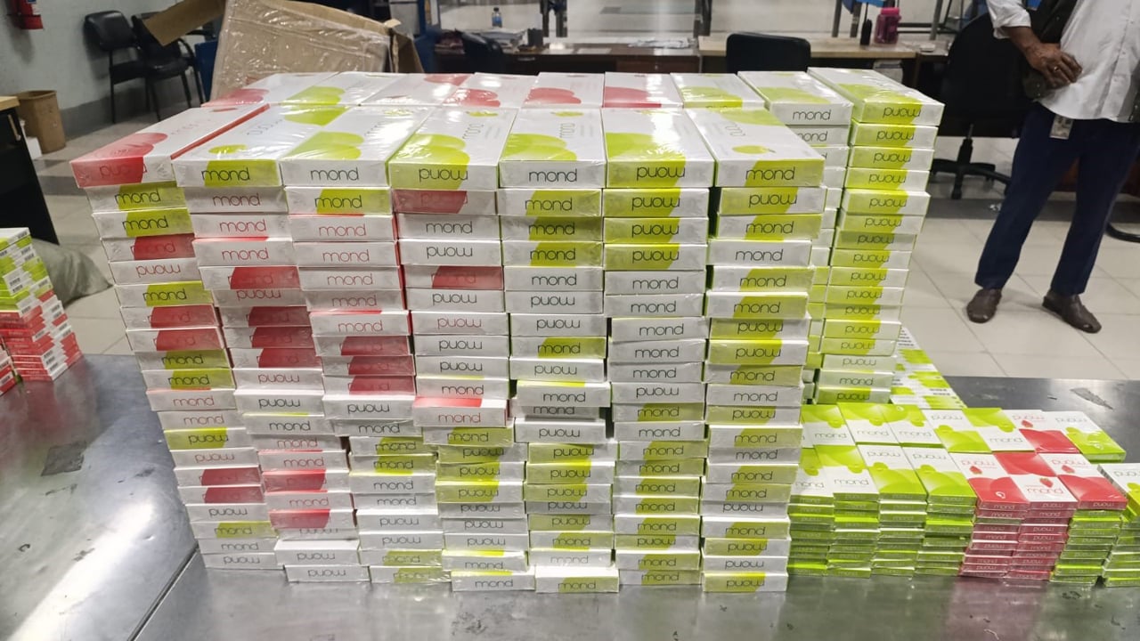 চট্টগ্রাম বিমানবন্দরে ৬৩০ কার্টন সিগারেট ও স্মার্টফোন জব্দ