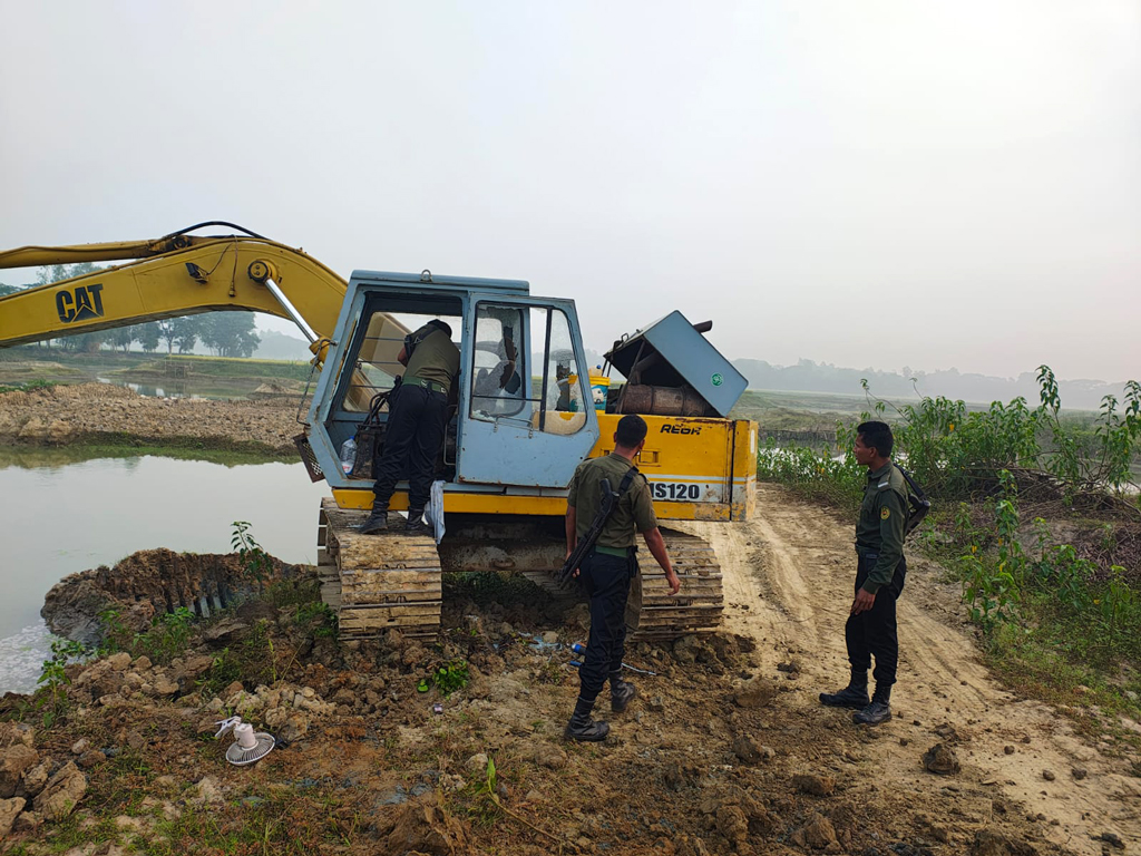 কৃষিজমির মাটি কাটার অভিযোগে সাতকানিয়ায় ৩ খননযন্ত্র ও ৩ ডাম্প ট্রাক বিকল