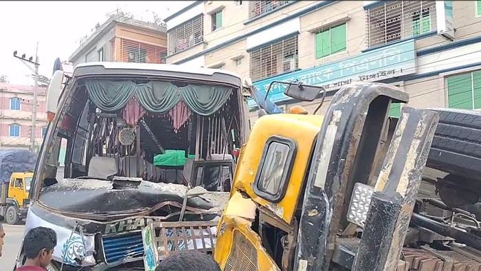 টাঙ্গাইলে বাস-ট্রাক মুখোমুখি সংঘর্ষে নিহত ২