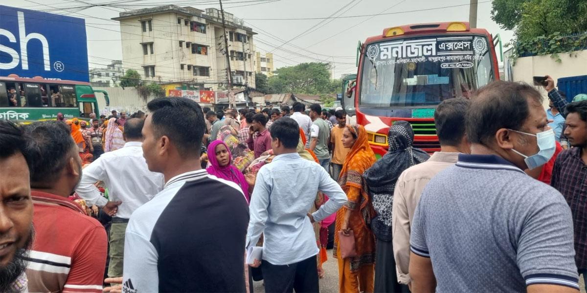 তেজগাঁওয়ে পোশাককর্মীদের সড়ক অবরোধ