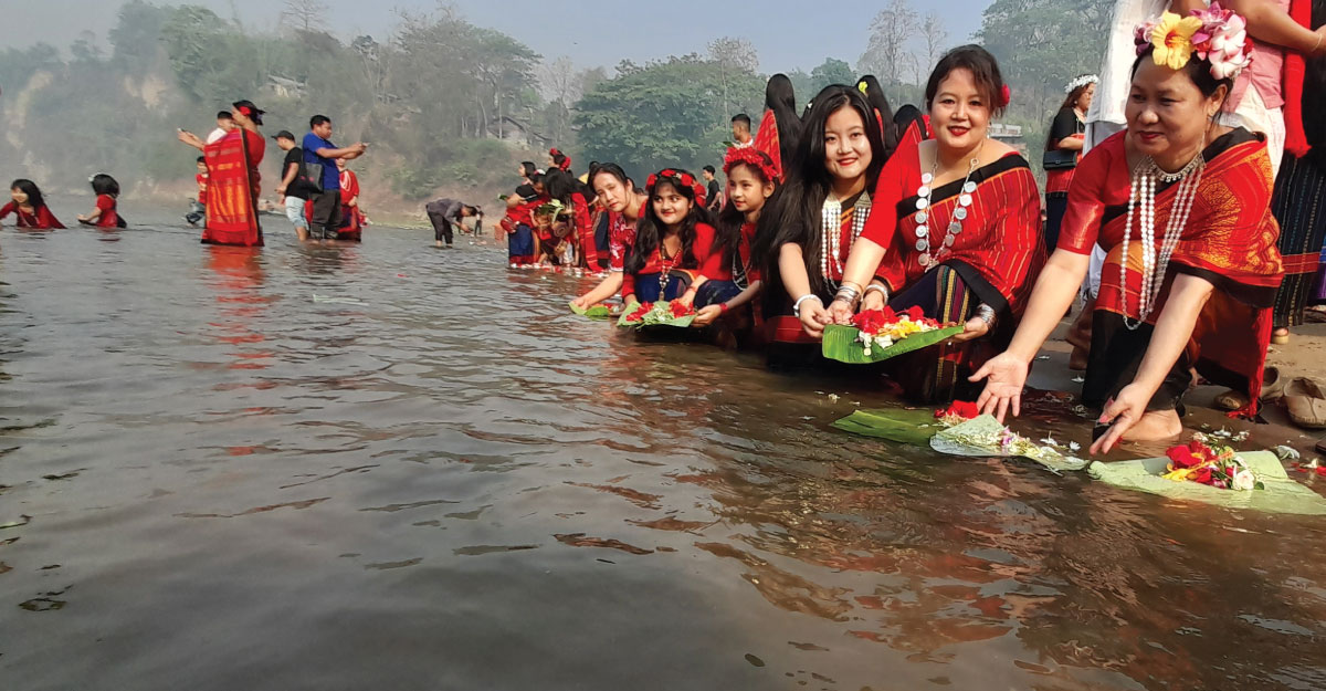 সাঙ্গু নদীতে ফুল ভাসিয়ে বিজু ও বিষু উৎসব শুরু