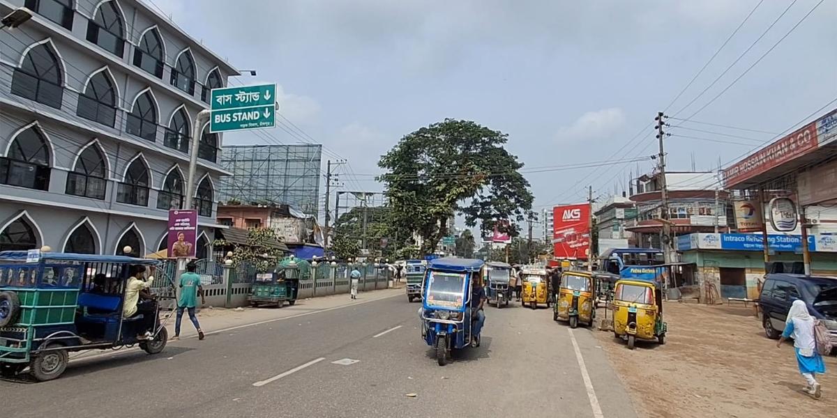 কুমিল্লা-চাঁদপুর রুটে বাস চলাচল বন্ধ ঘোষণা