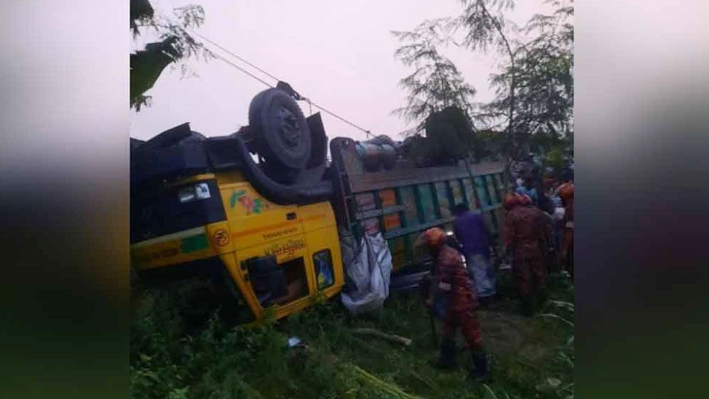 টাঙ্গাইলে নিহত ১৫ জনের মধ্যে ১৩ জনের বাড়িই নওগাঁয়