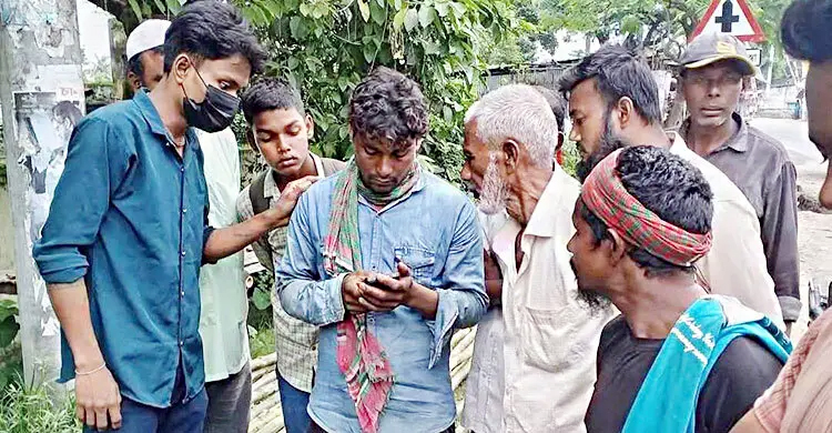 রাস্তার পাশে অচেতন পড়েছিল ধান কাটার ৫ শ্রমিক