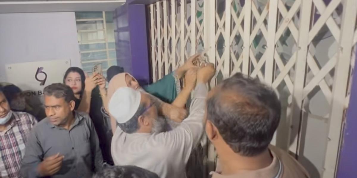 চট্টগ্রামে পাঁচ ব্যাংক: গ্রাহকদের বিক্ষোভ,ব্যাংকে তালা