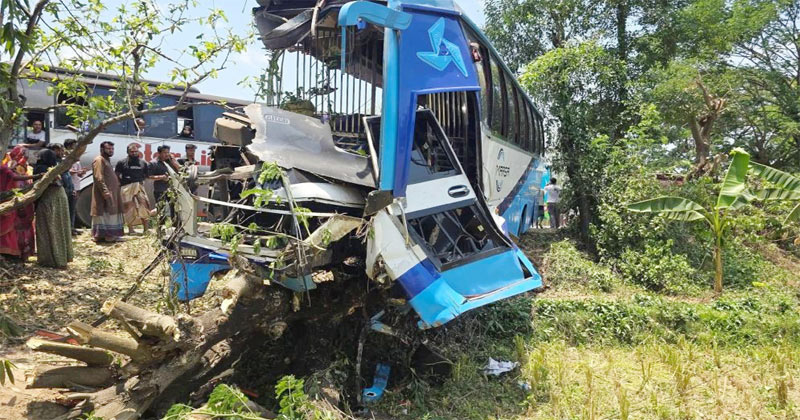 লোহাগাড়ায় দুই বাসের মুখোমুখি সংঘর্ষে নিহত ৪