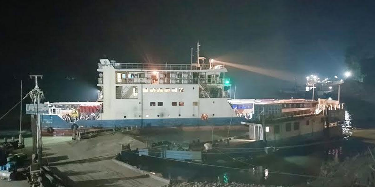 পাটুরিয়া-দৌলতদিয়ায় ফেরি চলাচল বন্ধ