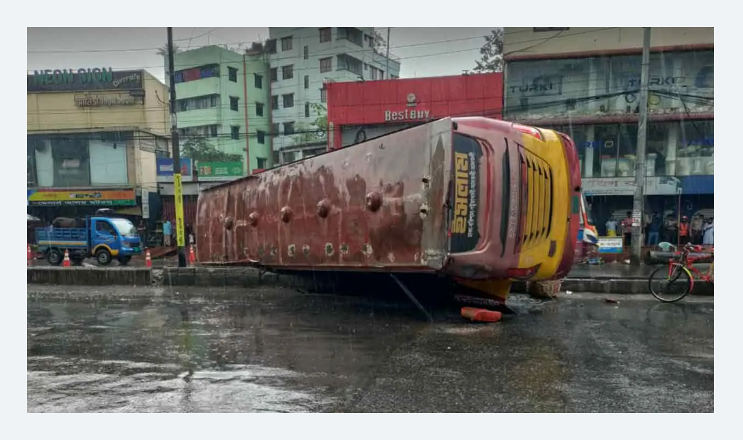 ইসলাম পরিবহনের বাস রোড ডিভাইডার ভেঙে আকাশ বাসে ধাক্কা, ৪ যাত্রী নিহত