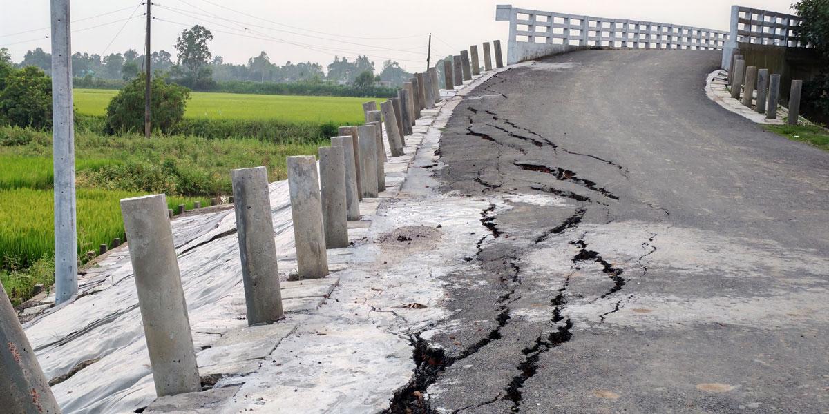 বাসাইলে উদ্বোধনের আগেই সংযোগ সড়কে ফাটল