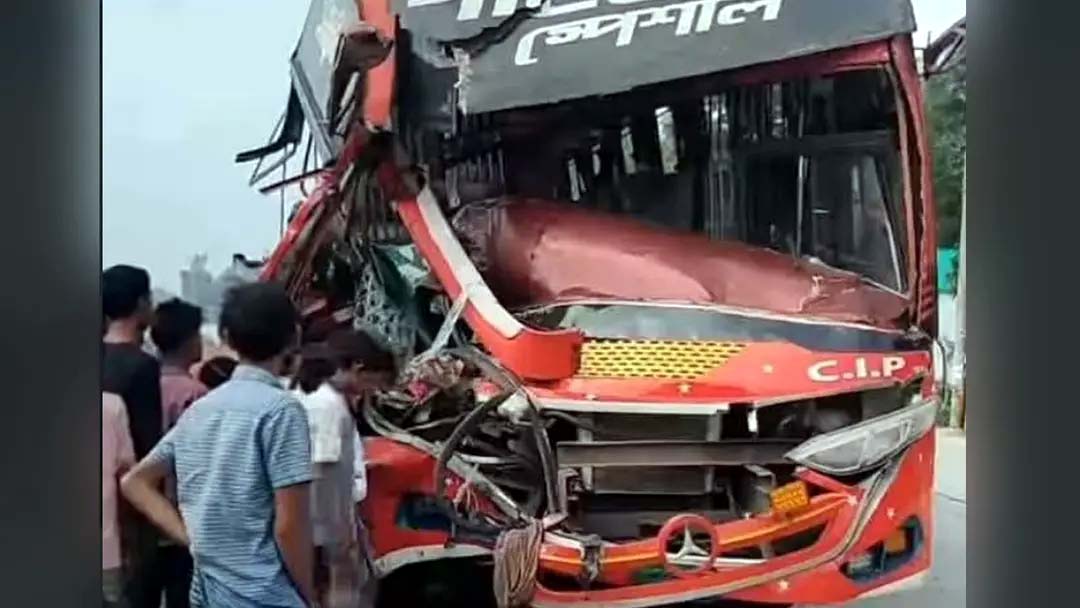 থেমে থাকা ট্রাকের পেছন বাসের ধাক্কায় চালকের পা বিচ্ছিন্ন