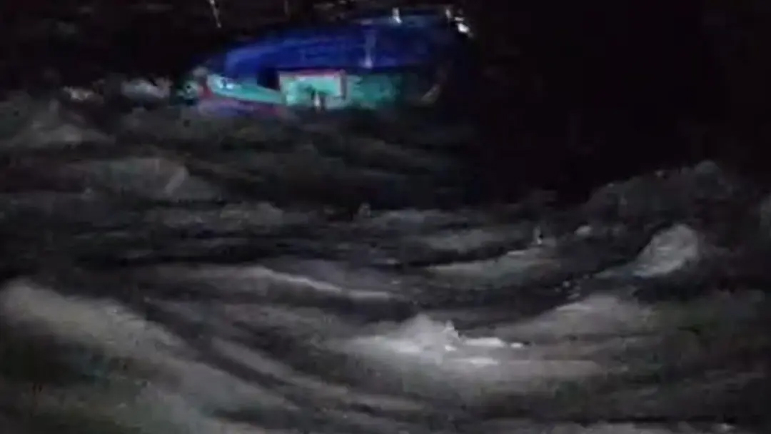 পাটুরিয়ায় কালবৈশাখির তাণ্ডবে ডুবে গেল দুই ট্রলার