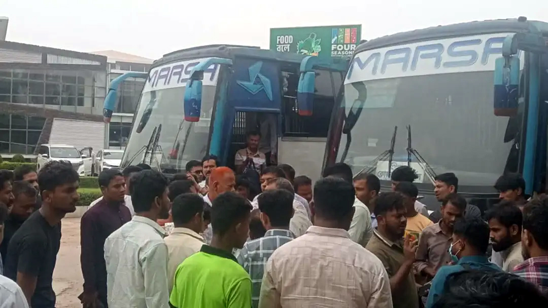চট্টগ্রাম-কক্সবাজার মহাসড়কে মারসা পরিবহনের গাড়ি আটকে জনতার বিক্ষোভ