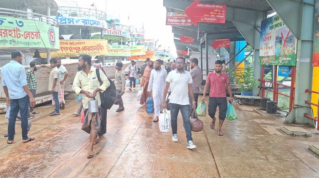 বৈরী আবহাওয়ায় ঘরমুখো যাত্রী কম, সন্ধ্যায় বাড়তে পারে চাপ