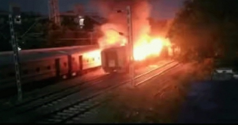 ভারতে চলন্ত ট্রেনে আগুন