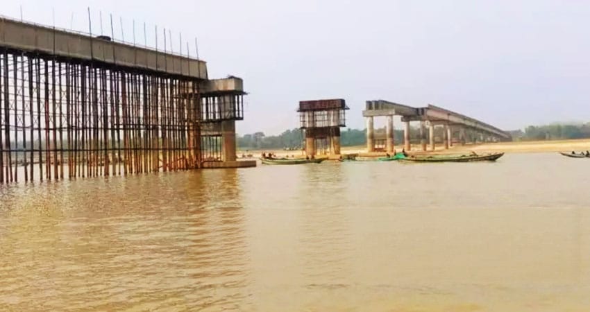 একে একে ভেঙে পড়ল সেতুর সাত গার্ডার