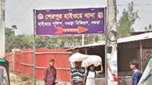 এক মোটরসাইকেলে এক পরিবারের ৩ জন, গাড়ির ধাক্কায় প্রাণ গেলো বাবা-মেয়ের