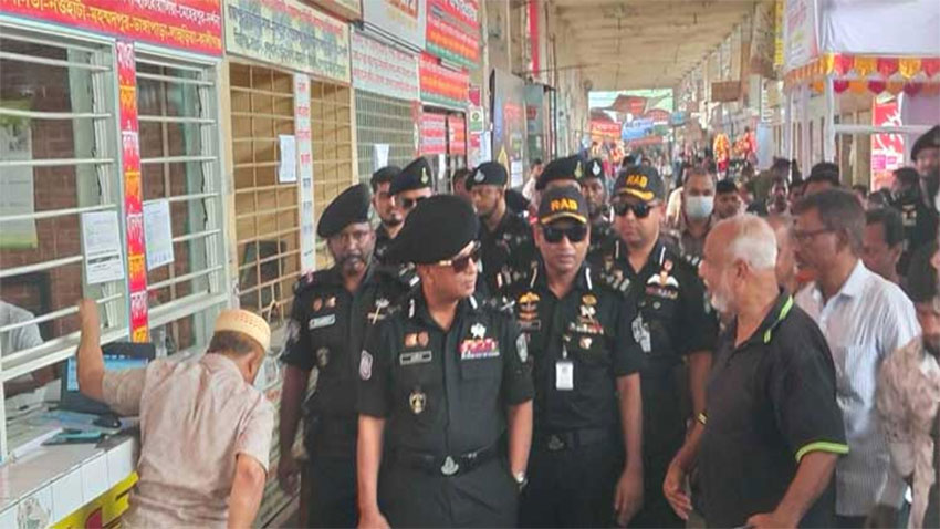 ঘরমুখো মানুষের নিরাপত্তা নিশ্চিতে গাবতলী টার্মিনাল পরিদর্শনে র‍্যাব