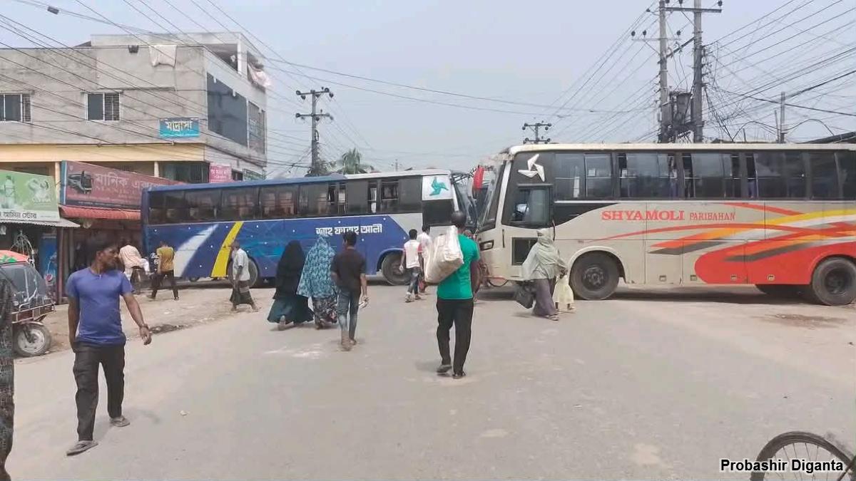 নওগাঁয় দূরপাল্লার বাস চলাচল বন্ধ