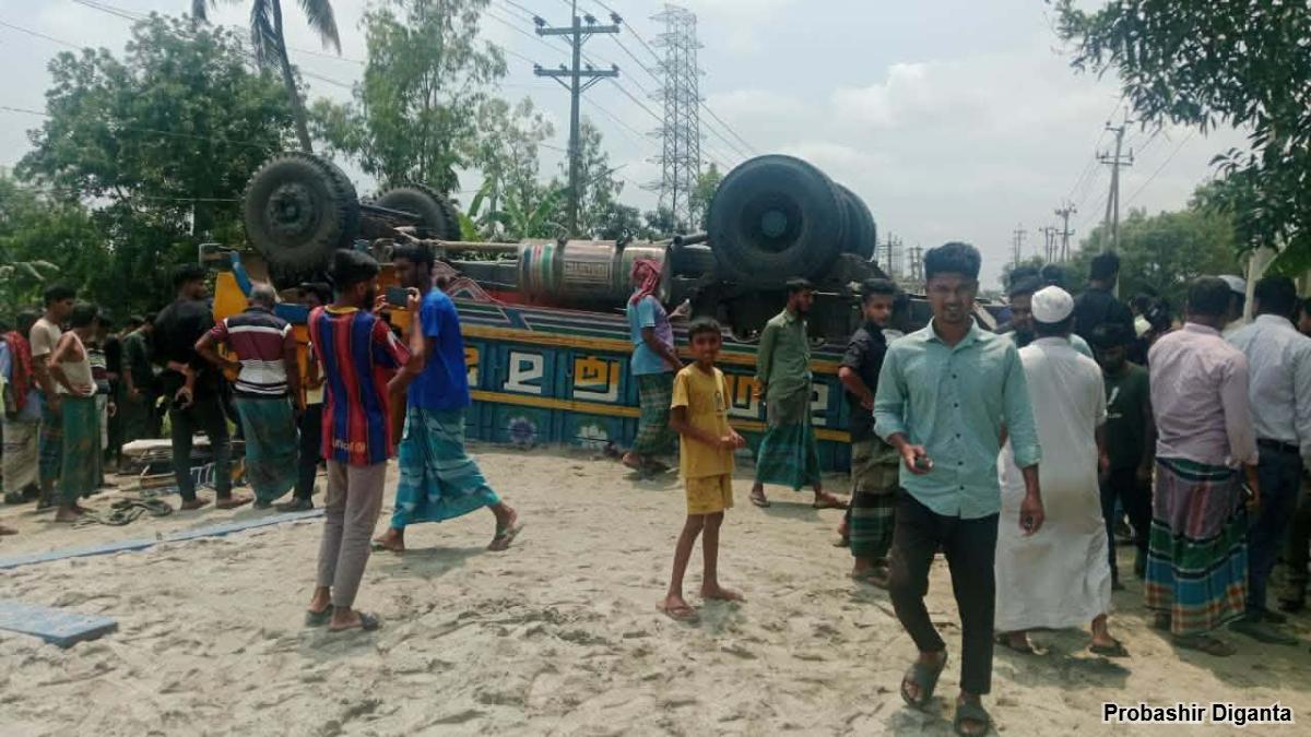 মুক্তাগাছায় ট্রাক-সিএনজি সংঘর্ষে তিন নারী নিহত
