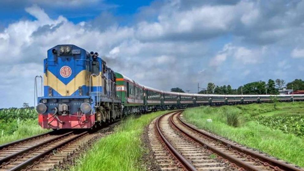একটি স্পেশাল ছাড়াও ৯টি ট্রেনে থাকছে অতিরিক্ত বগি