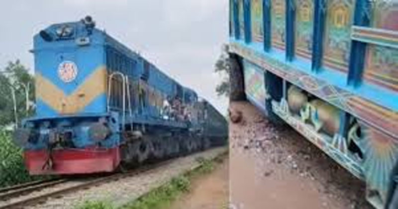কালিয়াকৈরে রেলক্রসিংয়ে ট্রাক বিকল,আটকে পড়ল ২ ট্রেন