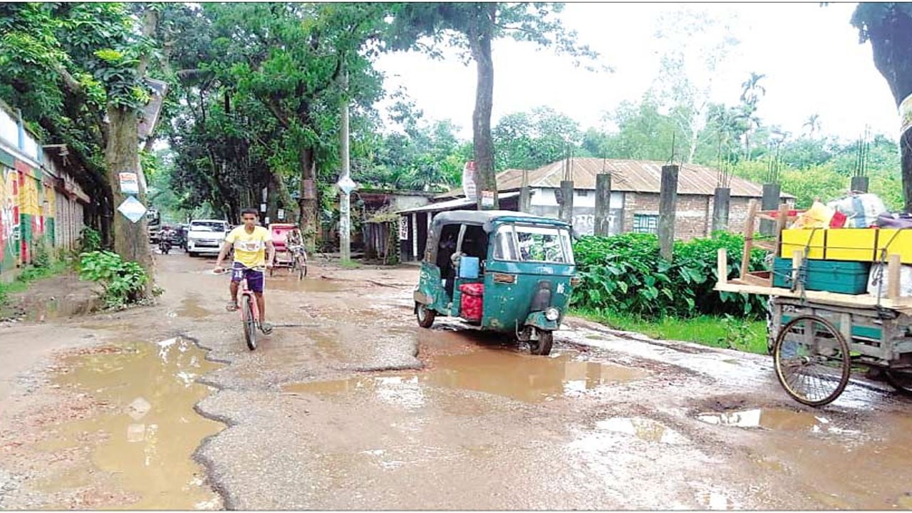সংস্কারের অভাবে বেহাল চন্দনবাইশা-বগুড়া সড়ক