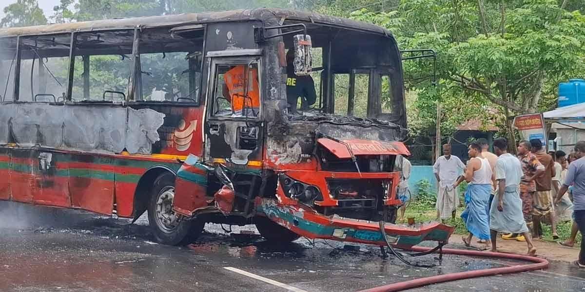 ফটিকছড়িতে বাসচাপায় বাবা-ছেলের মৃত্যু, বাসে আগুন দিলেন স্থানীয়রা