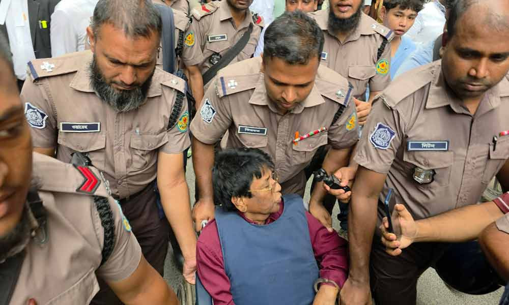 হুইল চেয়ারে আদালতে সাংবাদিক আজাহার আলী
