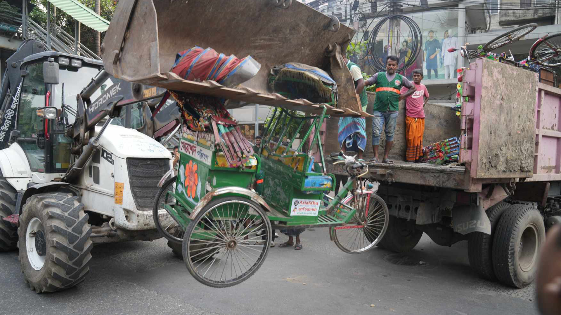 ঢাকার সড়ক থেকে সরছে অটোরিকশা