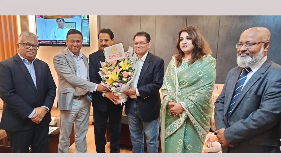 ড. খলিলুর রহমানকে প্রধানমন্ত্রীর পক্ষ থেকে ফুল দিয়ে বরণ