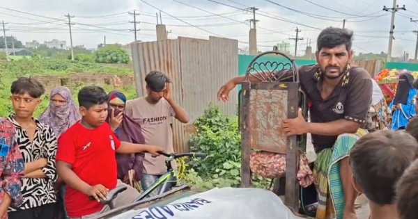 নরসিংদীতে সড়কের পাশের ময়লার স্তূপ থেকে মিলল যুবকের মরদেহ