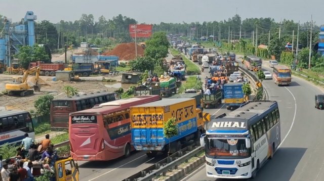 যানজট কাটিয়ে স্বাভাবিক হচ্ছে টাঙ্গাইল মহাসড়ক