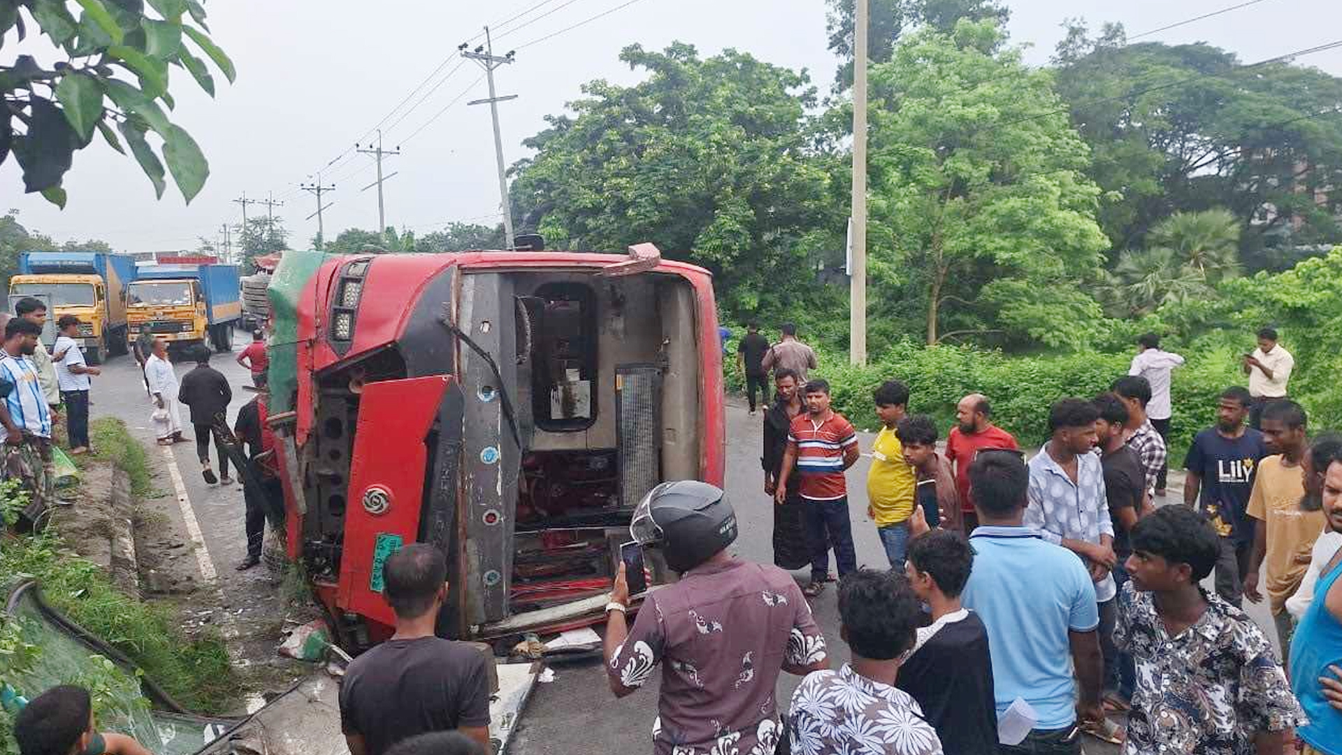 নিয়ন্ত্রণ হারিয়ে মহাসড়কে উল্টে গেল বিআরটিসি বাস