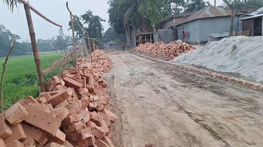 প্রধানমন্ত্রীর সফর শেষে তুলে নেওয়া হলো সেই সড়কের ইট 