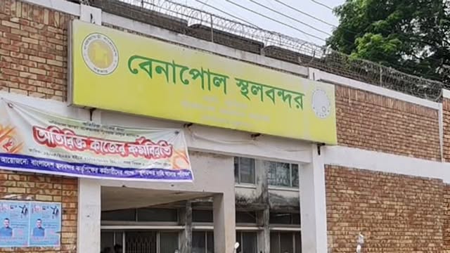 বেনাপোল বন্দরে কাগজপত্রবিহীন পণ্যবাহী ভারতীয় ট্রাক জব্দ