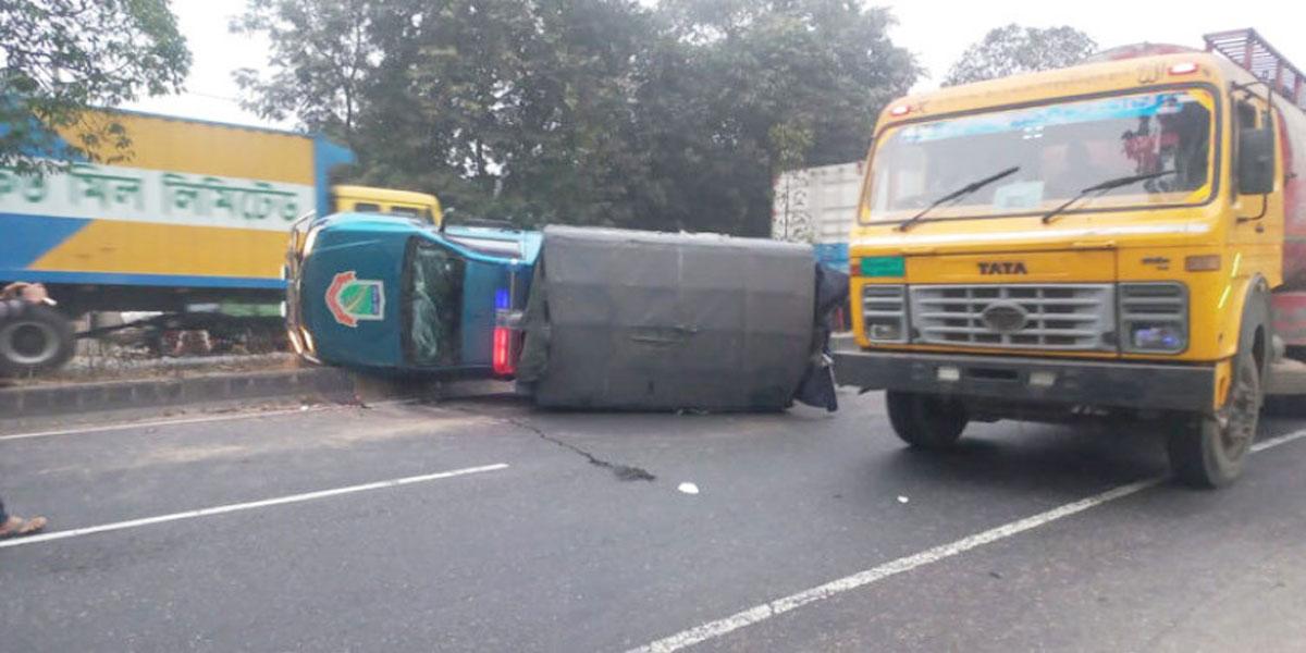 সীতাকুণ্ডে পুলিশের টহল গাড়িতে ধাক্কা, সার্জেন্টসহ আহত ৫
