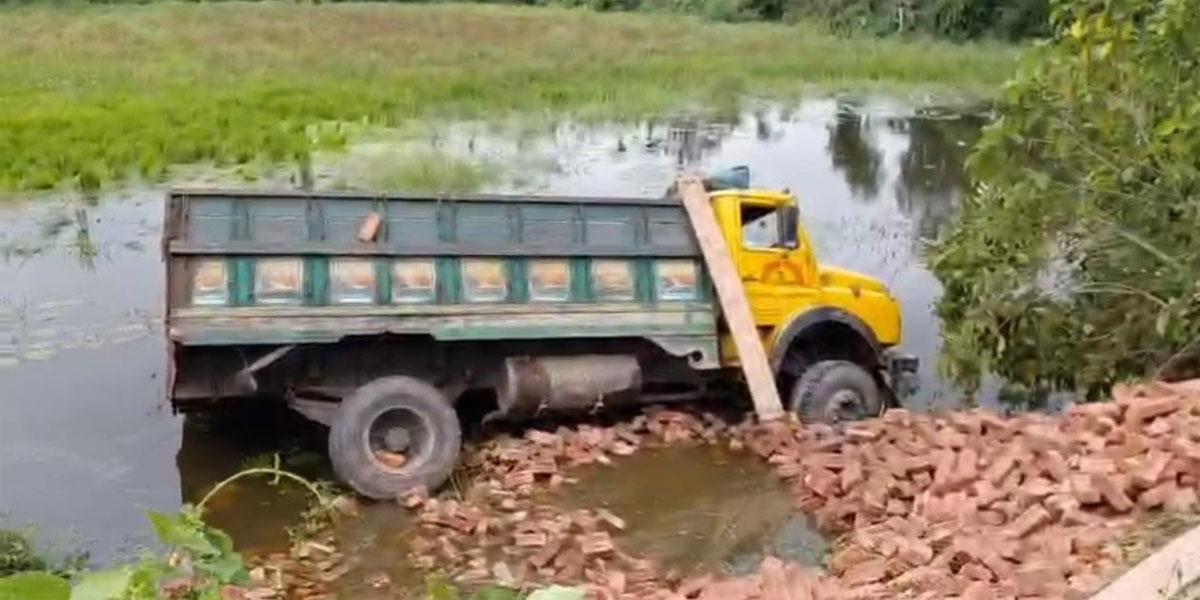 ব্রাহ্মণবাড়িয়ায় ট্রাক খাদে পড়ে ২ শ্রমিক নিহত