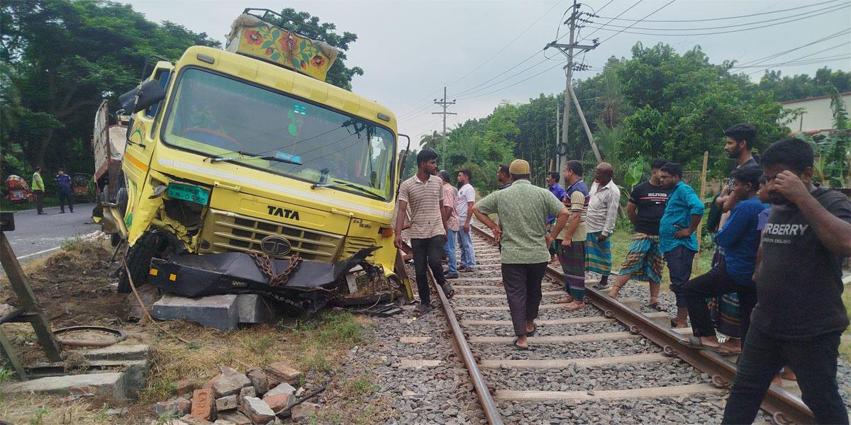 নিয়ন্ত্রণ হারিয়ে রেললাইনে ট্রাক, ট্রেনের সি‌ডিউল উলটপালট