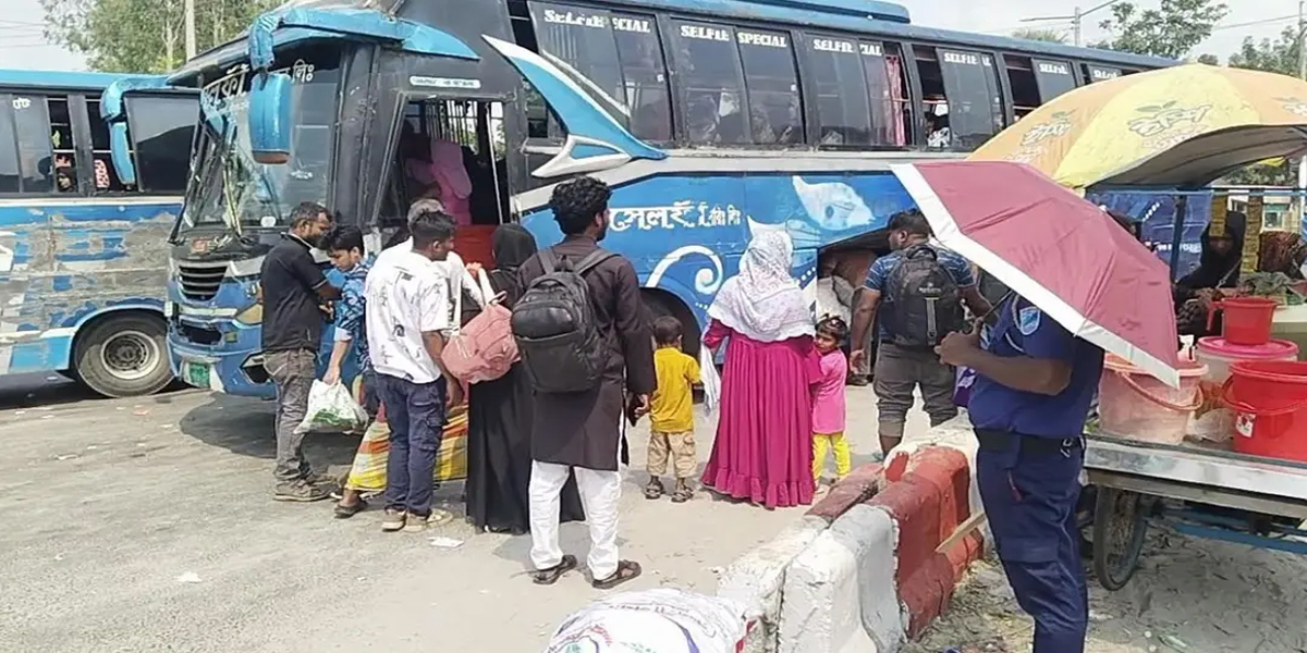 পুলিশের সামনেই বাসে অতিরিক্ত ভাড়া আদায়