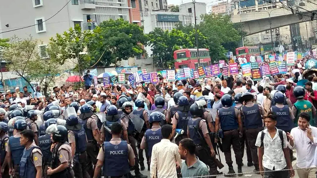 মিছিল থামিয়ে দিল পুলিশ,স্মারকলিপি জমা দিতে অর্থ মন্ত্রণালয়ে ইসলামী ব্যাংক সচেতন গ্রাহক ফোরাম