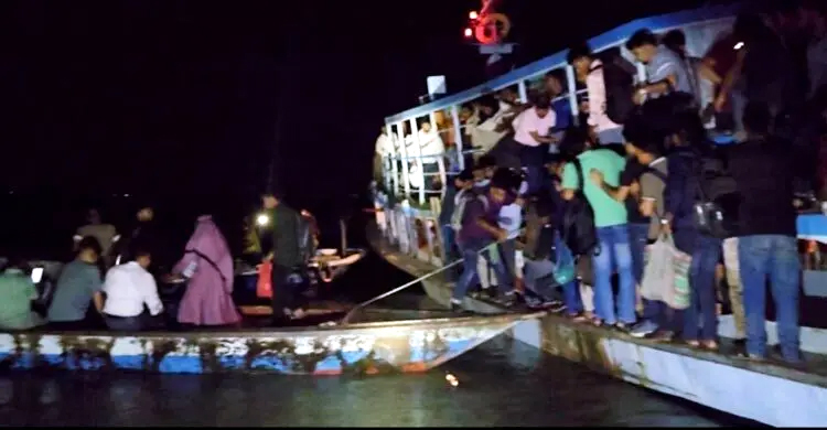 পদ্মার চরে আটকা ৮৫ লঞ্চযাত্রী, ৯৯৯-এ ফোন করে উদ্ধার