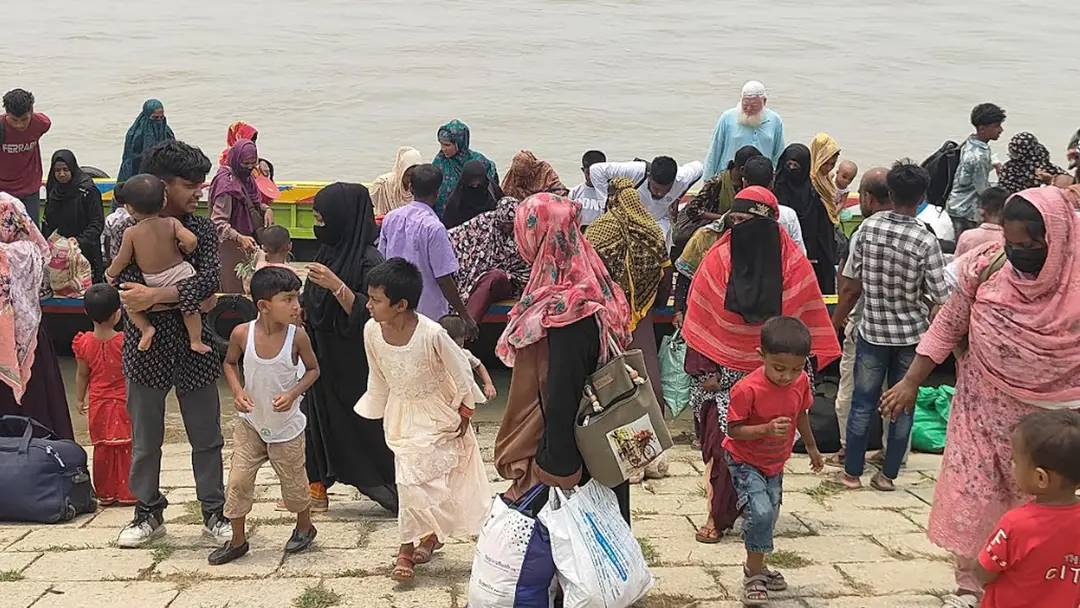 যানজটের ভোগান্তি এড়াতে ঝুঁকি নিয়ে নদীপথে ঢাকায় ফিরছে মানুষ