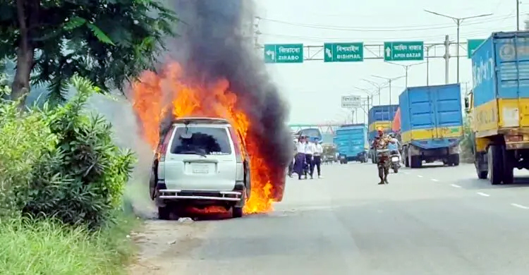 সাভারে চলন্ত মাইক্রোবাসে আগুন
