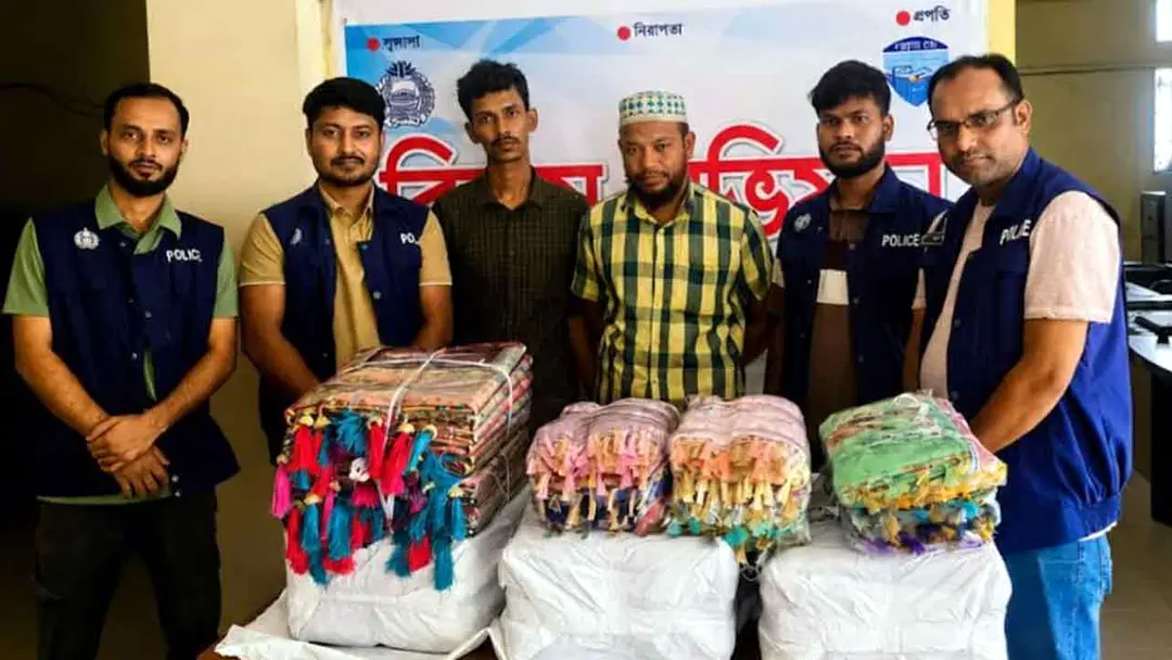 চট্টগ্রামে শুল্ক ফাঁকি দিয়ে আনা ভারতীয় শাড়ি-থ্রিপিস জব্দ