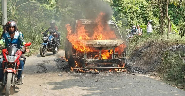 বান্দরবানে চলন্ত গাড়িতে আগুন, অল্পের জন্য রক্ষা পেলেন ১১ পর্যটক
