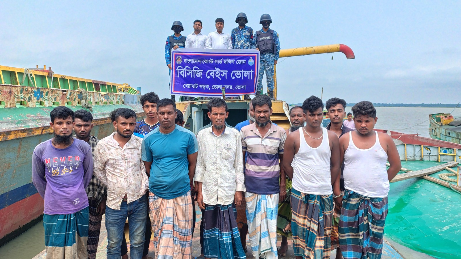 ভোলায় অবৈধ ড্রেজার ও বাল্কহেডসহ আটক ১৫