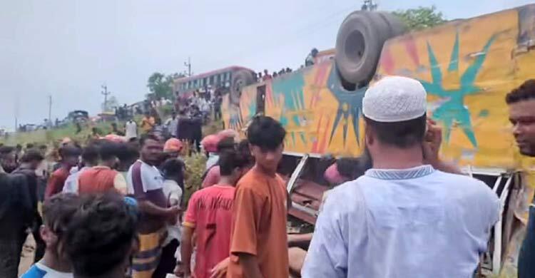 যাত্রীবাহী লোকাল বাস নিয়ন্ত্রণ হারিয়ে খাদে পড়ে নিহত, গুরুতর আহত ১০
