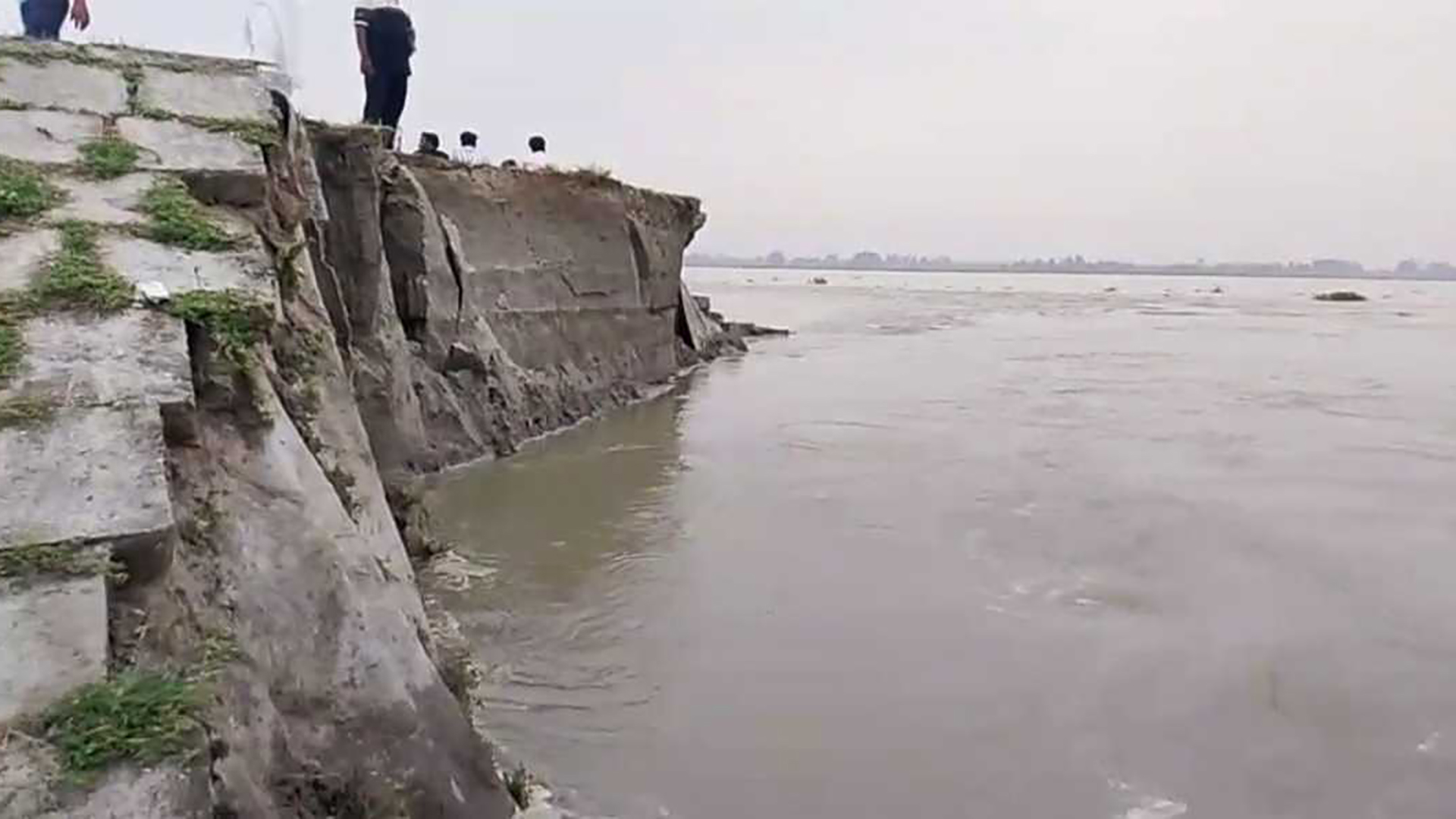তিস্তা সেতু রক্ষা বাঁধে ১৪ লাখ টাকার পাইলিংয়ে ভয়াবহ ভাঙন,হুমকিতে সেতু