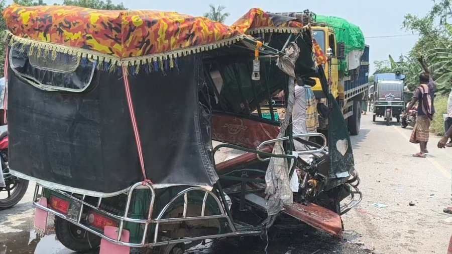বাবা-মেয়েসহ ইজিবাইকের ৩ যাত্রী নিহত